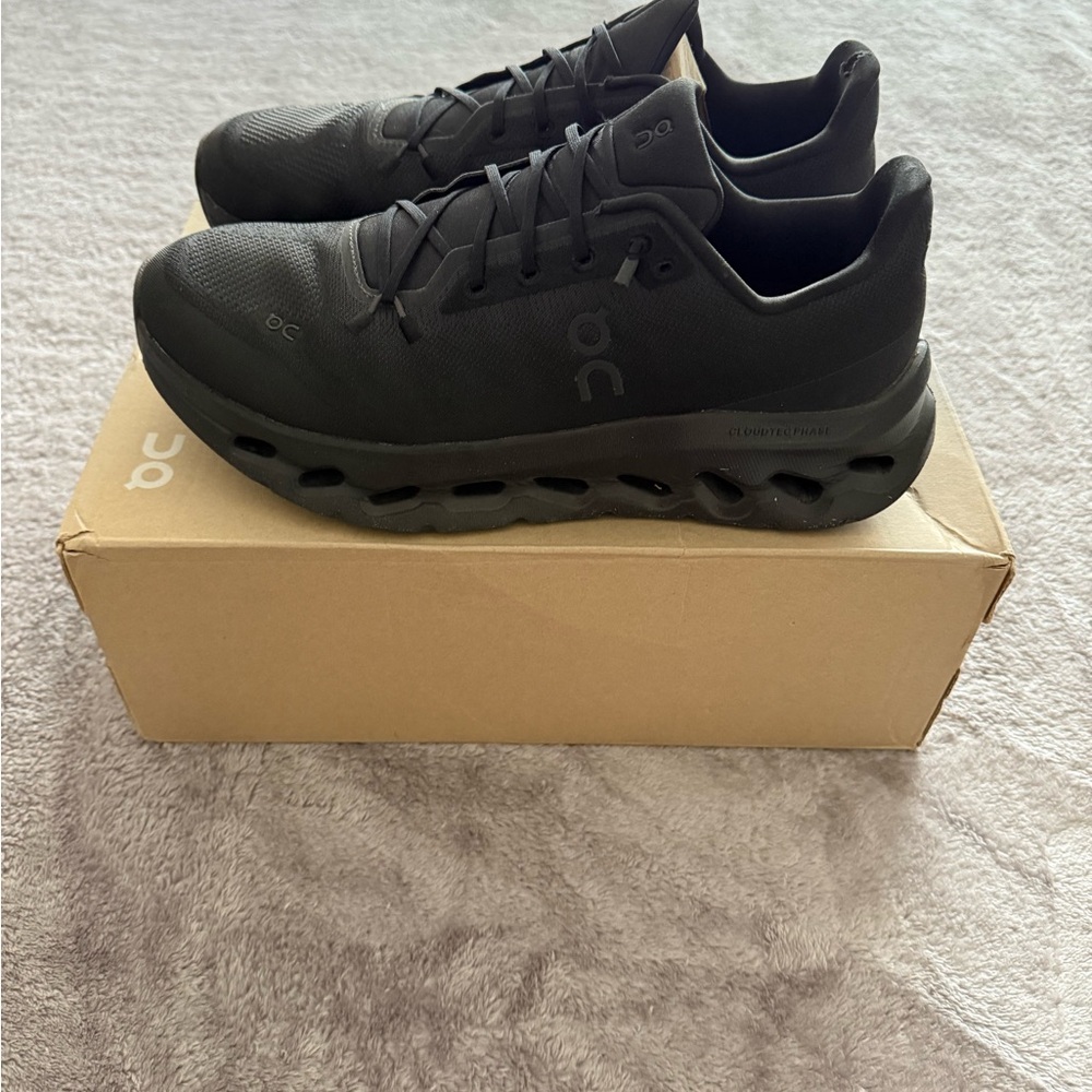 On CloudTilt Black on Black - Size 10